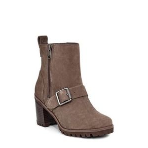 NWT UGG Fern Suede Boots in Size 8